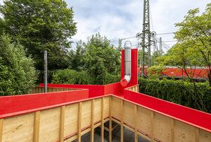 Kollektiv Plus X,  Niederflureinstieg Intervention in Spiegelrot, 2024, Holz Metall, Lack, Blech, Foto: Frank Kleinbach